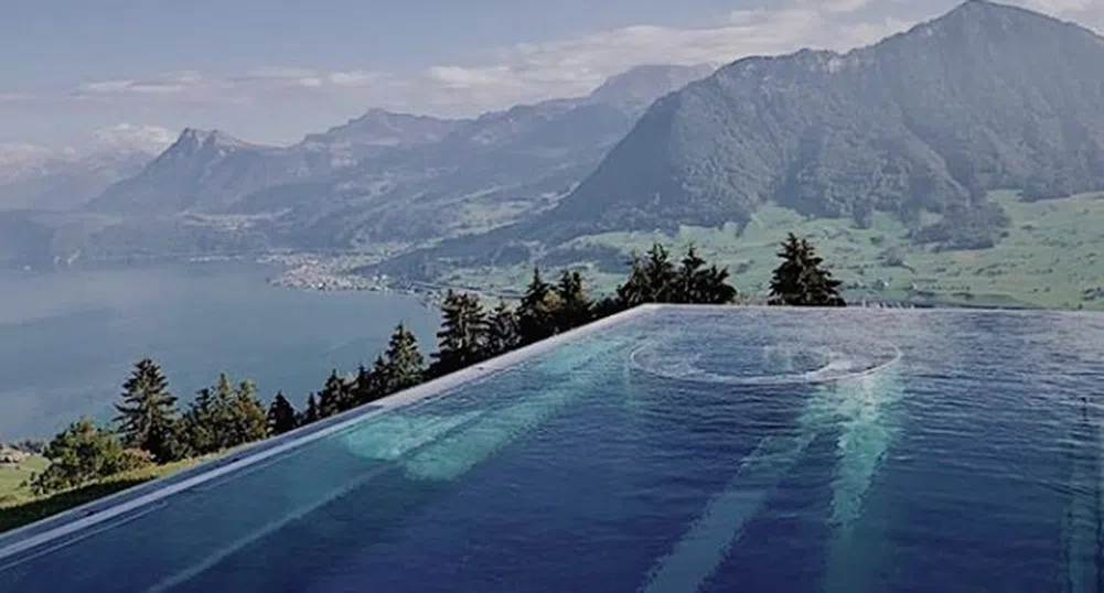 Инфинити басейн в Швейцарските Алпи, който ви спира дъха