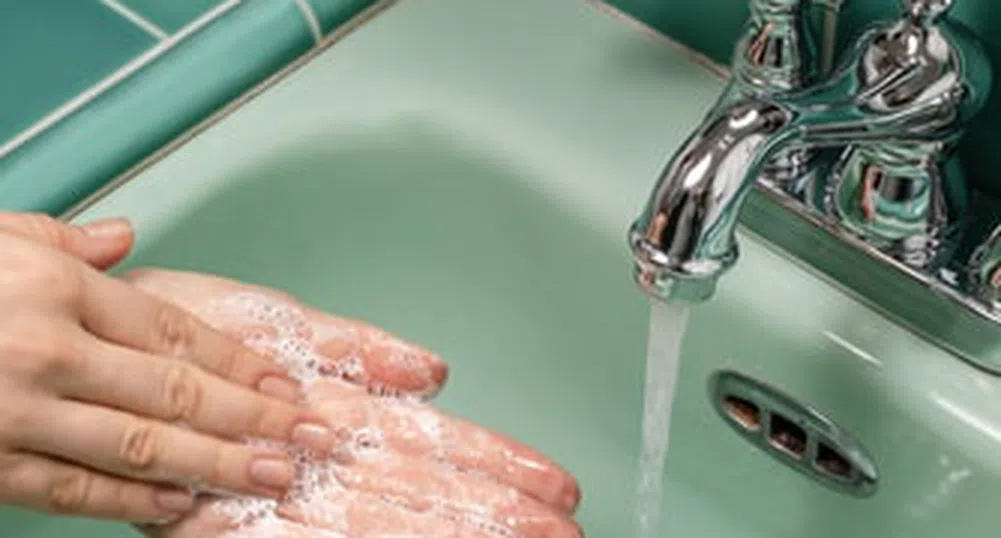 Дали дезинфектантът за ръце е ефективен колкото миенето?