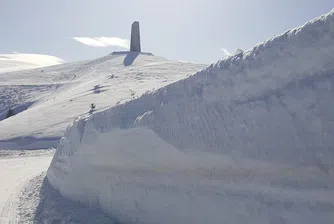 Пускат Троян-Кърнаре до часове. Вижте снимки от преспите