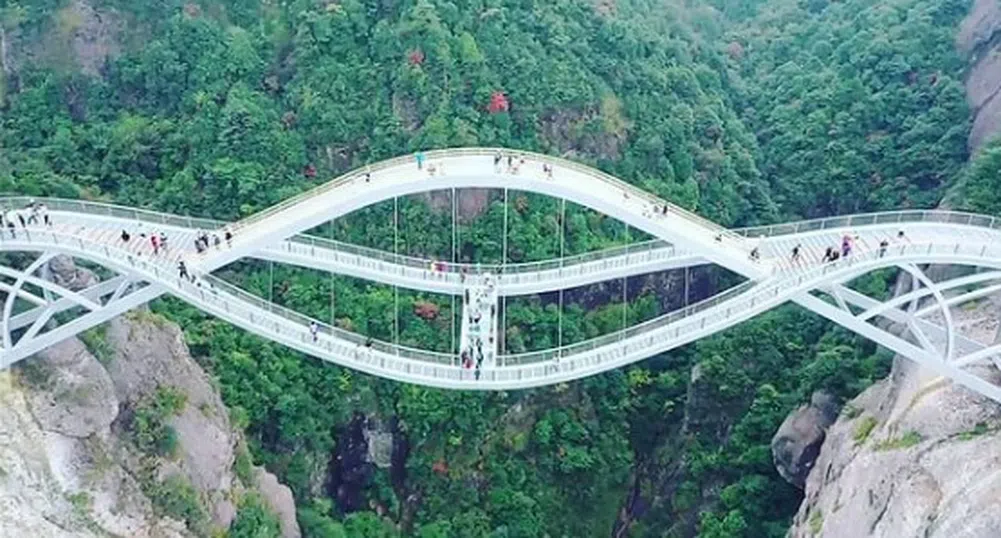 Това ли е най-страшният стъклен мост в Китай? (видео)