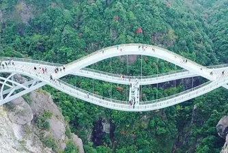 Това ли е най-страшният стъклен мост в Китай? (видео)