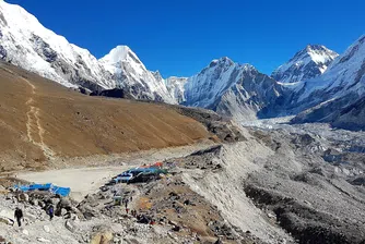 Непал мести базовия лагер на Еверест заради топящ се ледник