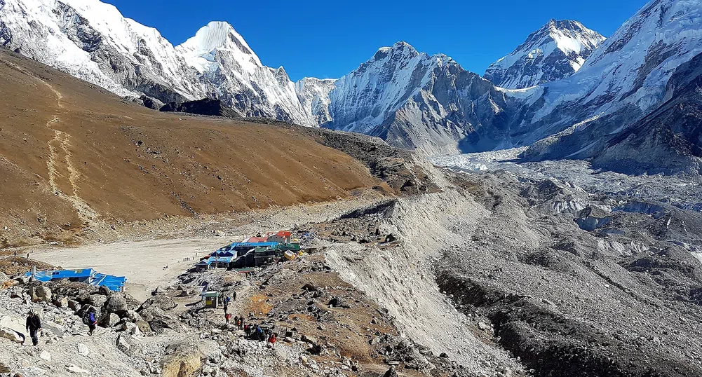 Непал мести базовия лагер на Еверест заради топящ се ледник