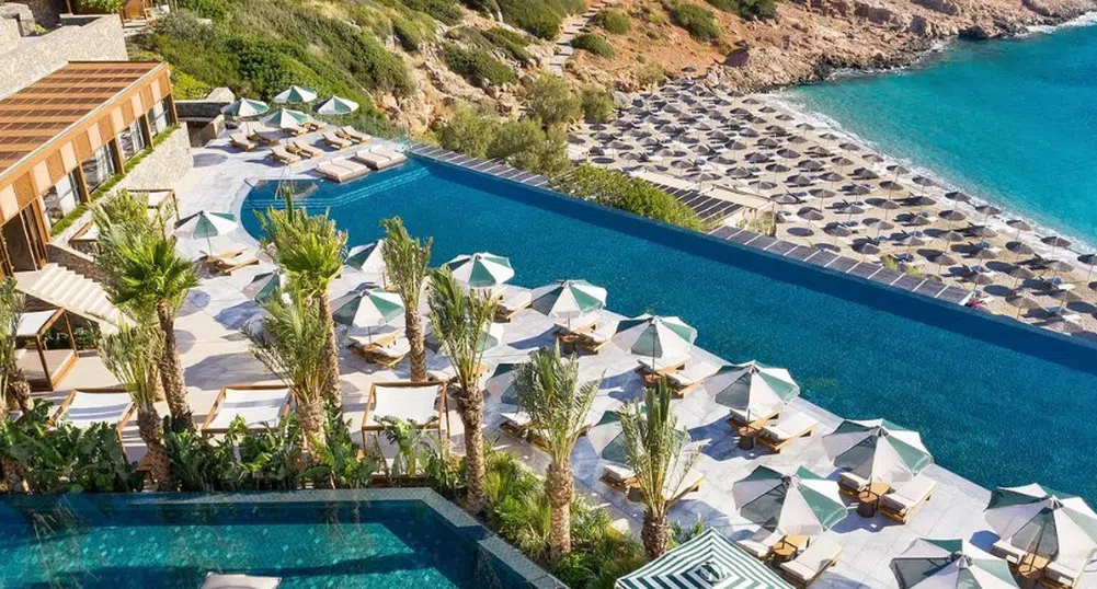 Луксозен курорт на най-големия гръцки остров  има зашеметяващ частен плаж
