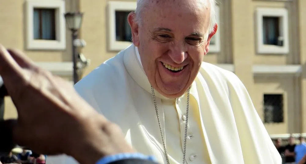Действие на папа Фанциск предизвика спорове в интернет (видео)