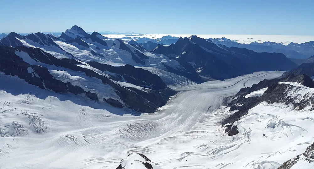 Със 100 000 кв. м платно покриха ледник в Италия
