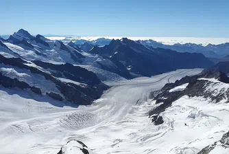 Със 100 000 кв. м платно покриха ледник в Италия