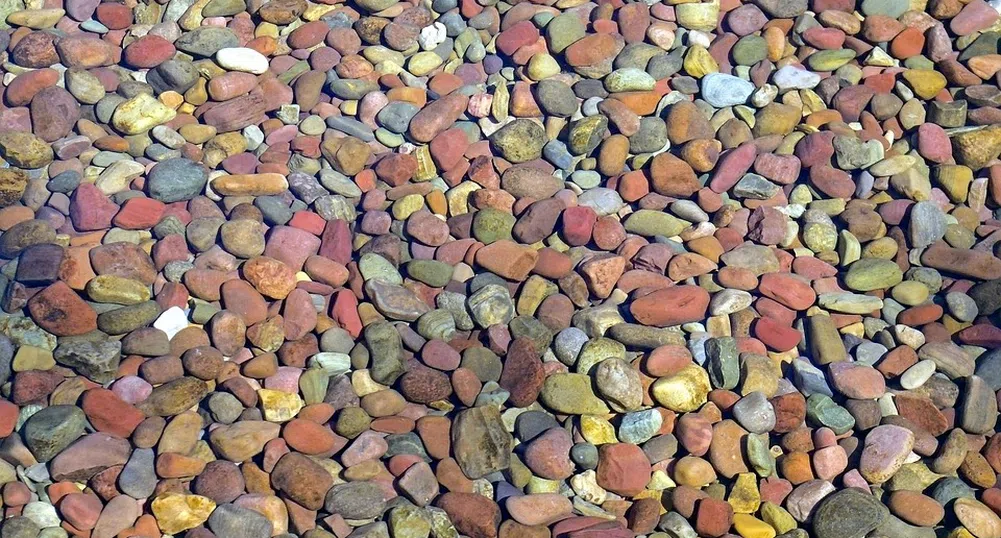 Поразително бистрото езеро Макдоналд и неговите пъстри камъчета