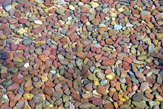 Поразително бистрото езеро Макдоналд и неговите пъстри камъчета