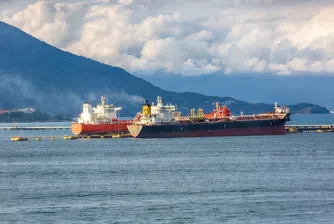 Турските проливи остават затворени за танкери с руски петрол