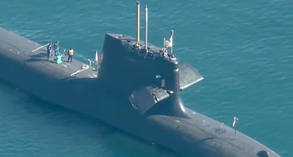 Японска подводница се сблъска с търговски кораб