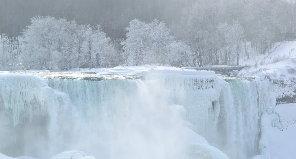Ниагарският водопад замръзна (снимки)