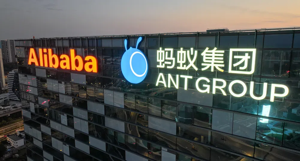Пазарни сътресения: Акциите на Alibaba се сриват заради ограничения от САЩ