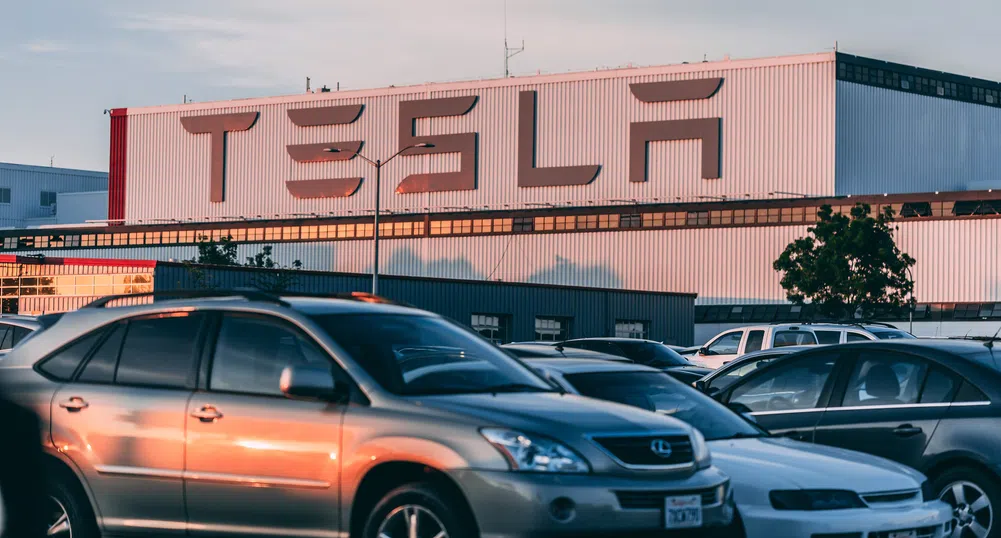 Нови главоболия за Мъск: Софтуерен проблем в 59 000 коли Tesla