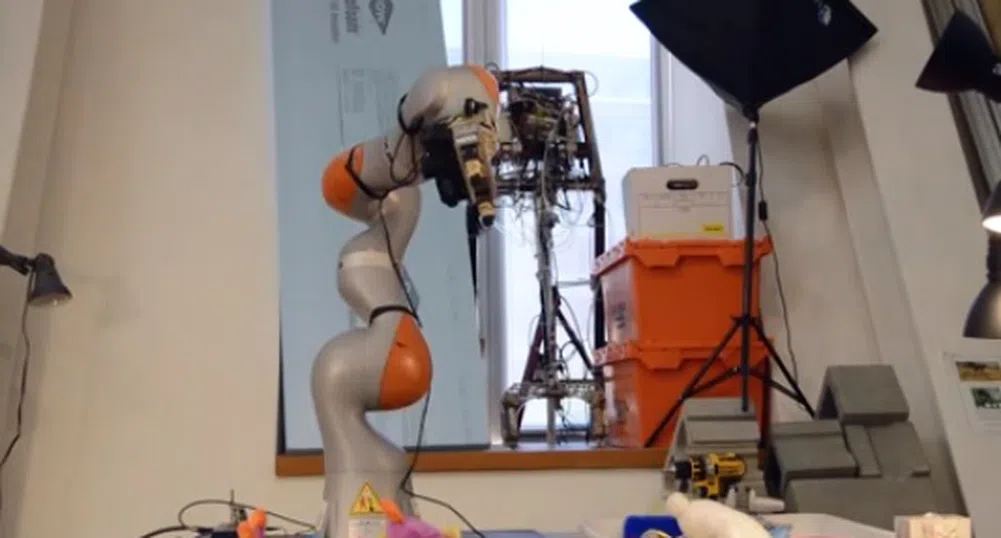Този робот може да почисти бъркотията в дома ви