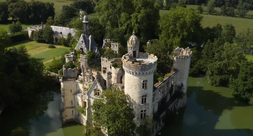 Как 25 хил. души станаха съсобственици на замък от XXIII век?