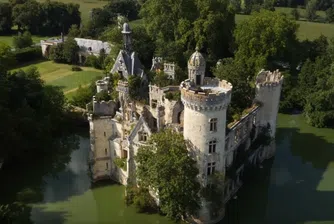 Как 25 хил. души станаха съсобственици на замък от XXIII век?
