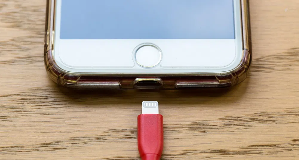 Собственици на iPhone се оплакаха, че батерията им пада по-бързо