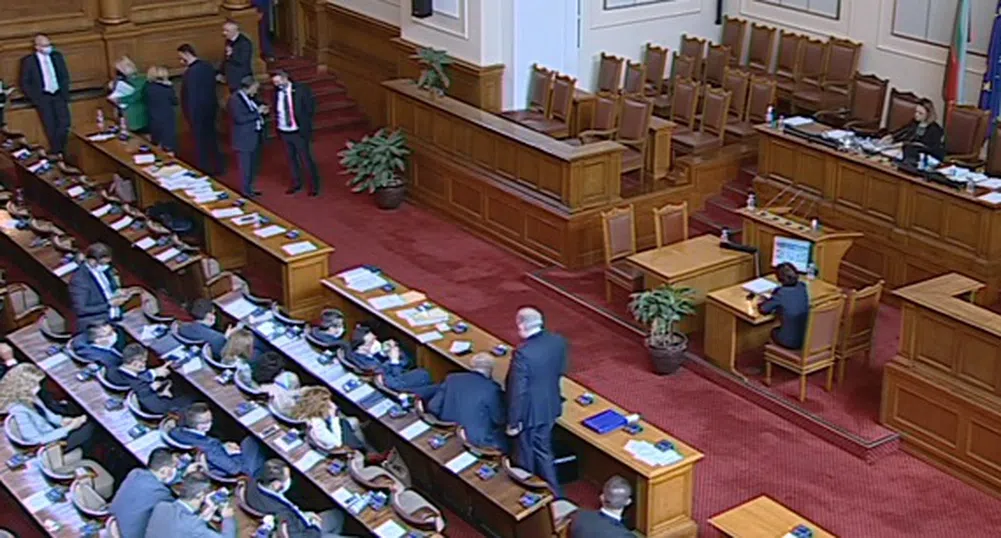 Парламентът задължи целия МС в оставка да дойде днес в Народното събрание