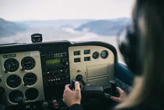 Мъж открадна кола, за да стигне до самолет и да нахлуе в пилотската кабина