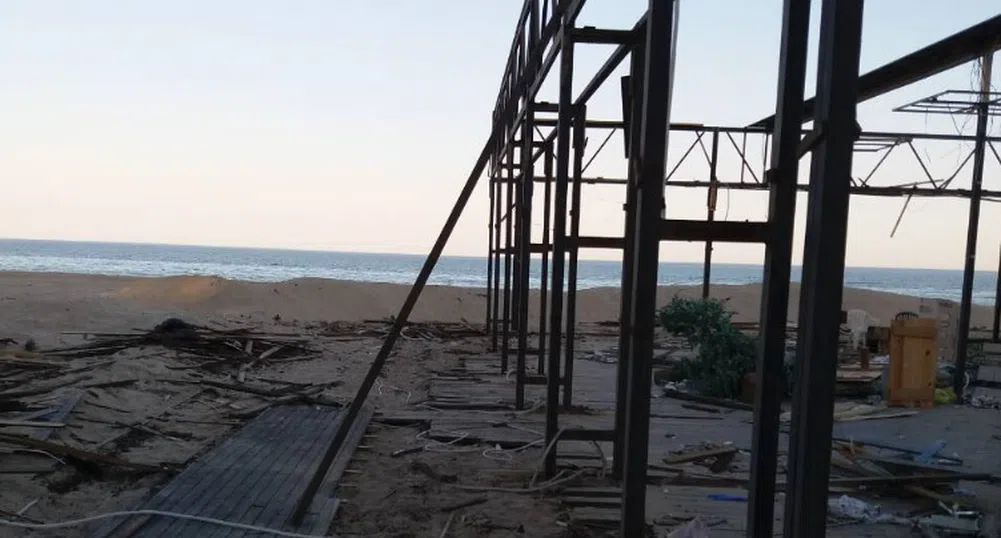 Премахнаха незаконен бар и ресторант на плажа в Слънчев бряг
