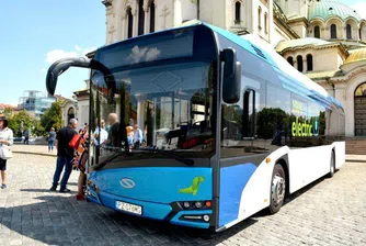 Електробус се движи по линията на тролей 11 в София (снимки)