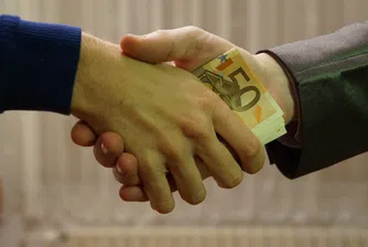 Отзоваха български консул, събирал такса "коронавирус" в Хага