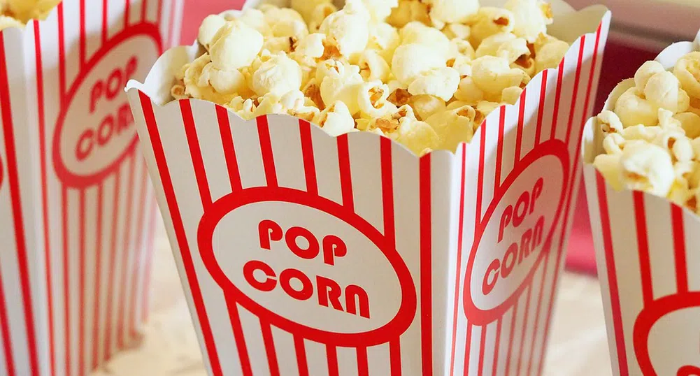 Емили, която краде пуканките на принц Хари (видео)