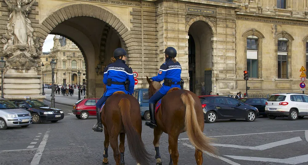 Защо рекорден брой френски полицаи се самоубиват?