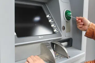 Тегленето на пари от банкомат може да е скъпо удоволствие