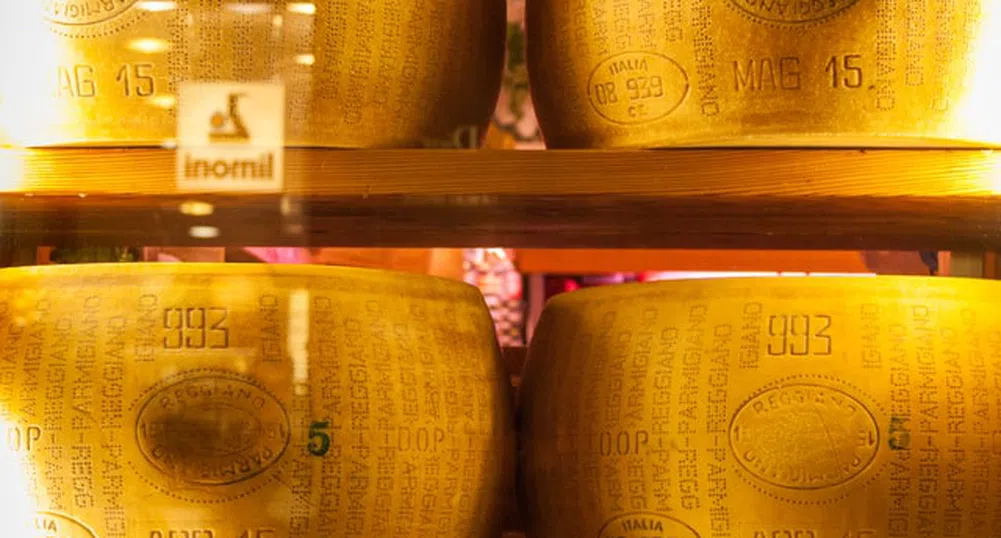 Каква е разликата между Parmigiano Reggiano и пармезан?