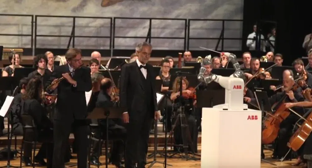 Без резки промени в темпото, моля, диригентът е робот