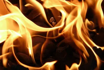 Голям пожар в склад за дрехи край София