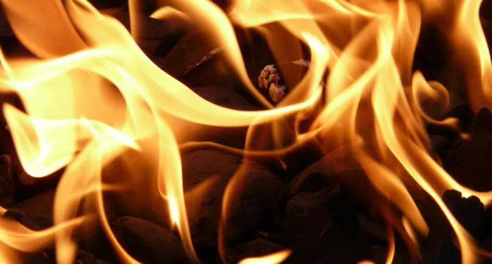 Голям пожар в склад за дрехи край София