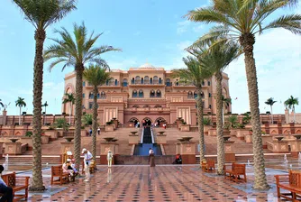 Крал Хуан Карлос се крие в седемзвезден хотел (снимки)