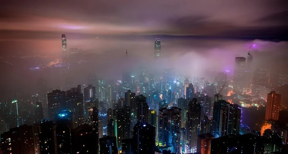 Хонконг раздава по 1 300 долара на гражданите си