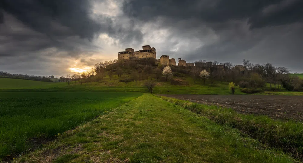 Да си купиш замък и село за 2 млн. евро? В Италия може