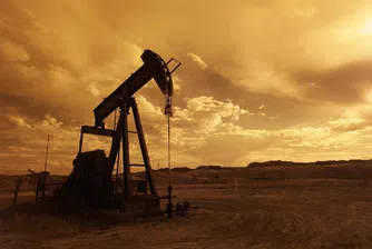 Петролът поевтиня с 25%, след като Саудитска Арабия свали цените