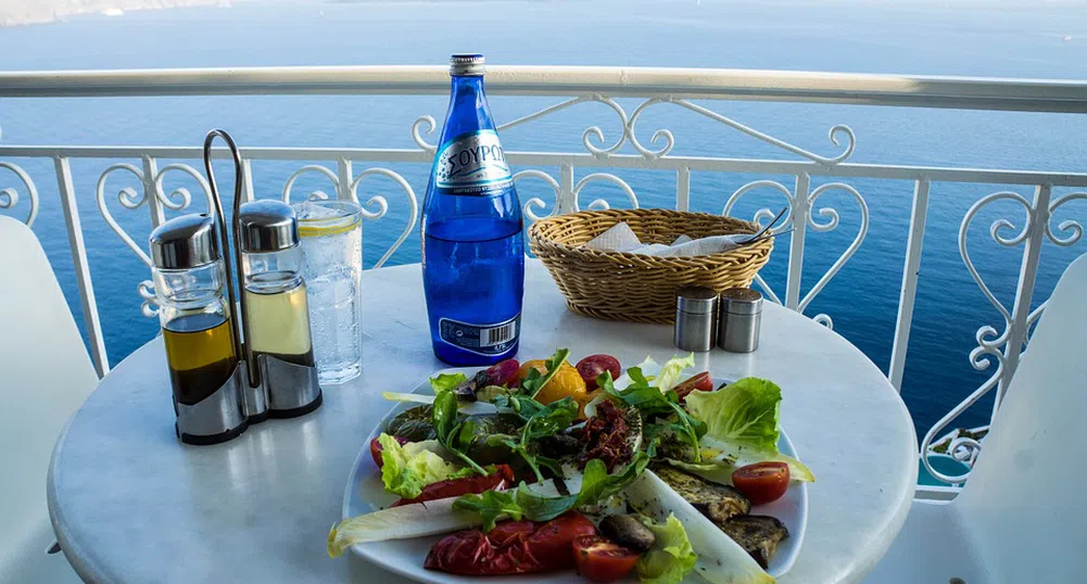 Полицейски час за ресторанти и барове в курортите на Гърция