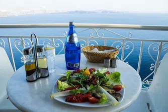 Полицейски час за ресторанти и барове в курортите на Гърция