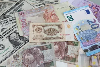 Рублата достигна 100 за долар, Япония се бори със слабата йена