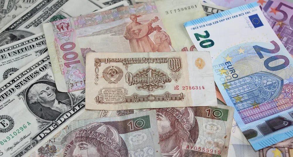 Рублата достигна 100 за долар, Япония се бори със слабата йена