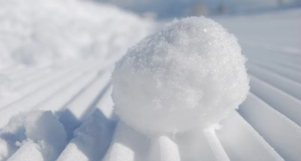 Нова конспирация: Снегът в Испания бил пластмасов (видео)