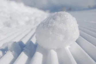 Нова конспирация: Снегът в Испания бил пластмасов (видео)