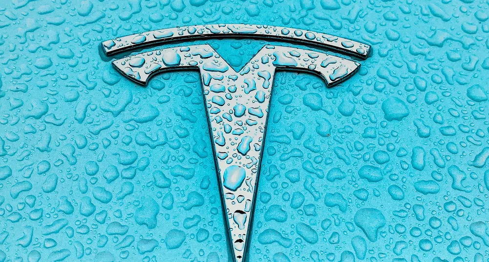 Заигравката на Мъск с Twitter срива акциите на Tesla