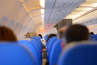 Защо повечето седалки в самолета са сини?