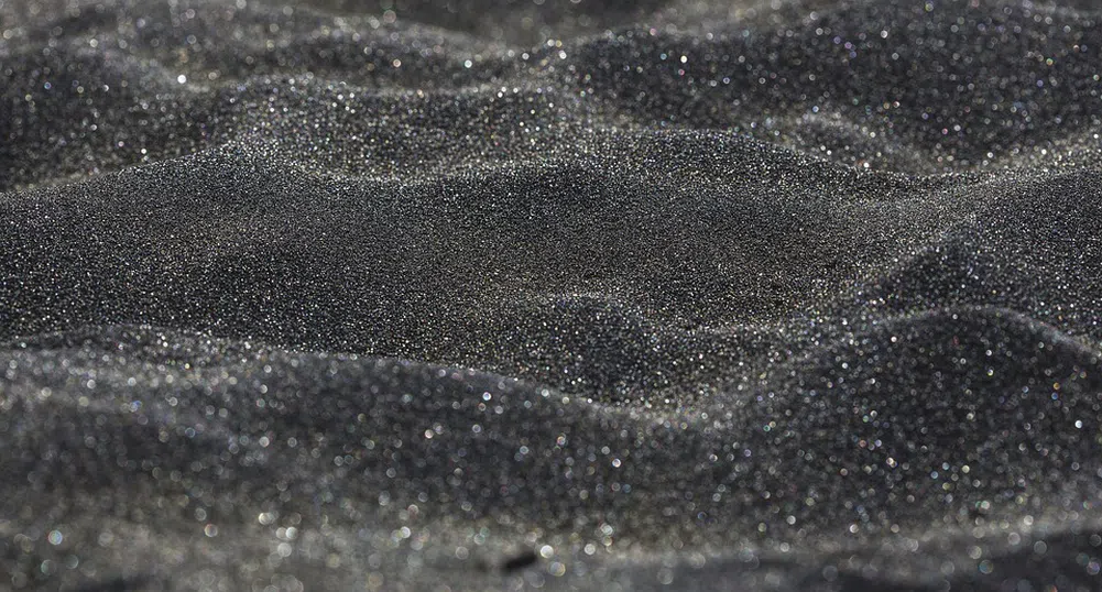 Хавайски вулкан създаде изумителен черен плаж