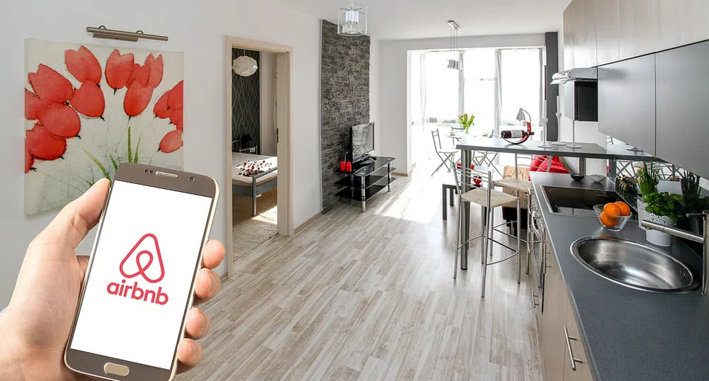 Служителите на Airbnb ще могат да работят дистанционно завинаги