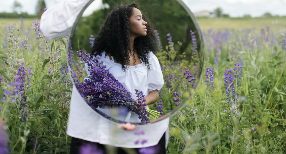 Какъв e цветът на огледалото?
