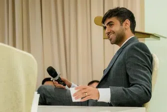 Как бивш шампион по шах се превърна в най-младия милиардер в Индия?